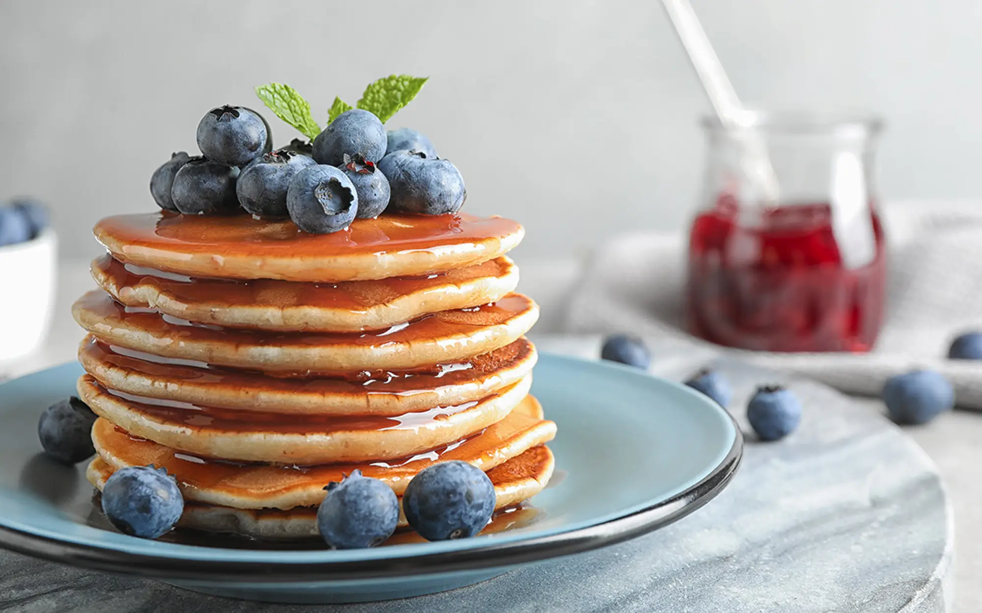 Foto de Pancakes con blueberries elaborados con leche fresca Tres Monjitas
