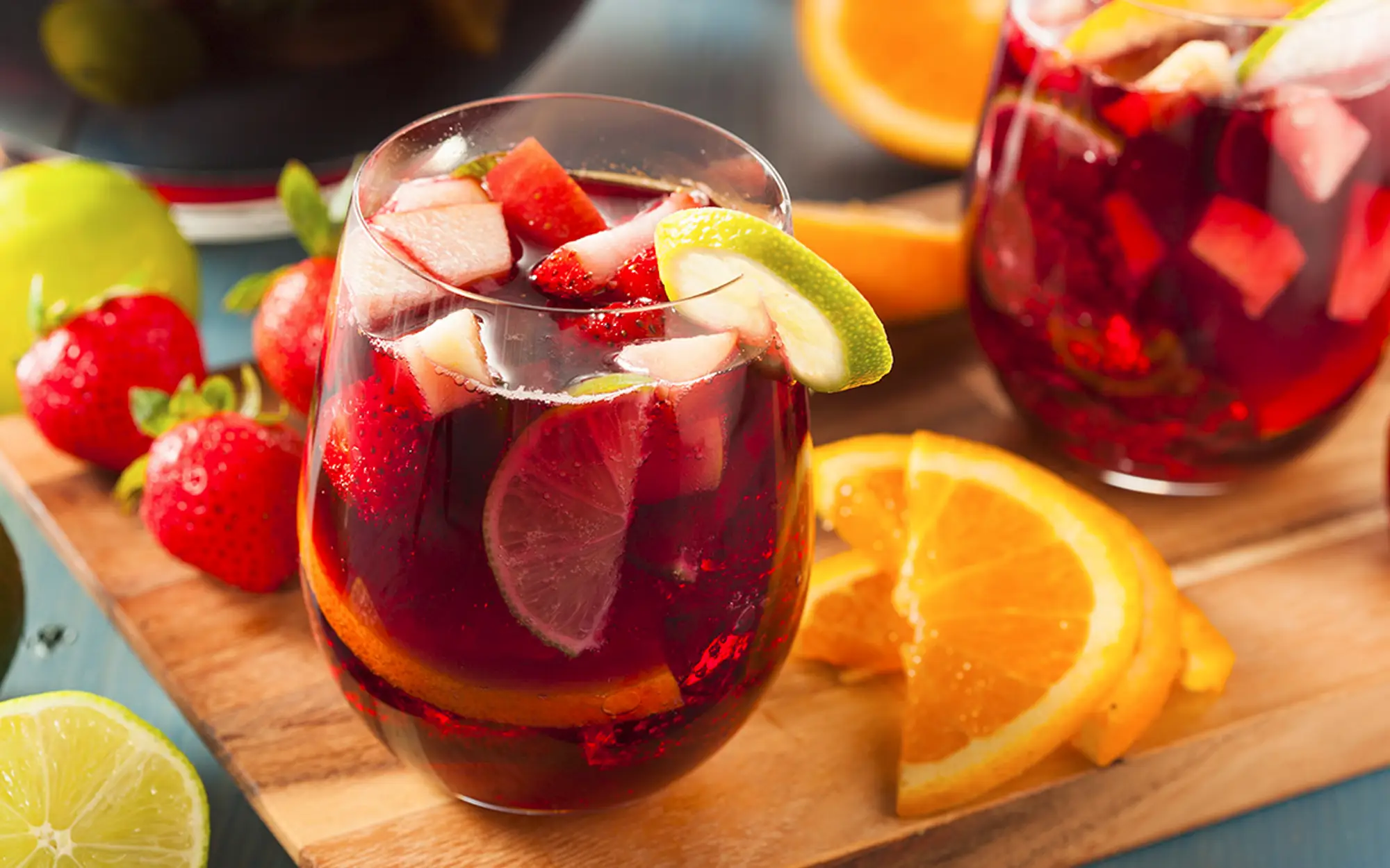 Foto de Bebida Tropical con frutas elaborada con bebidas Tres Monjitas