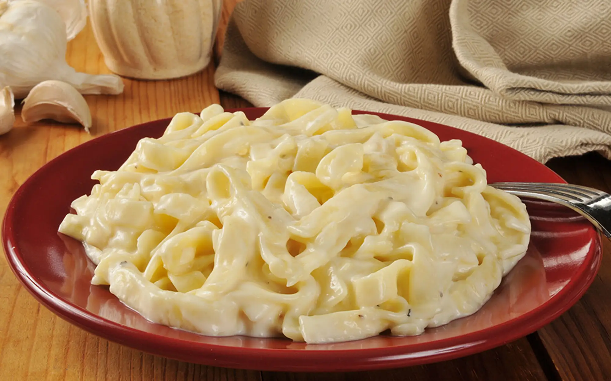 Pasta con salsa Alfredo preparada con Half & Half Tres Monjitas