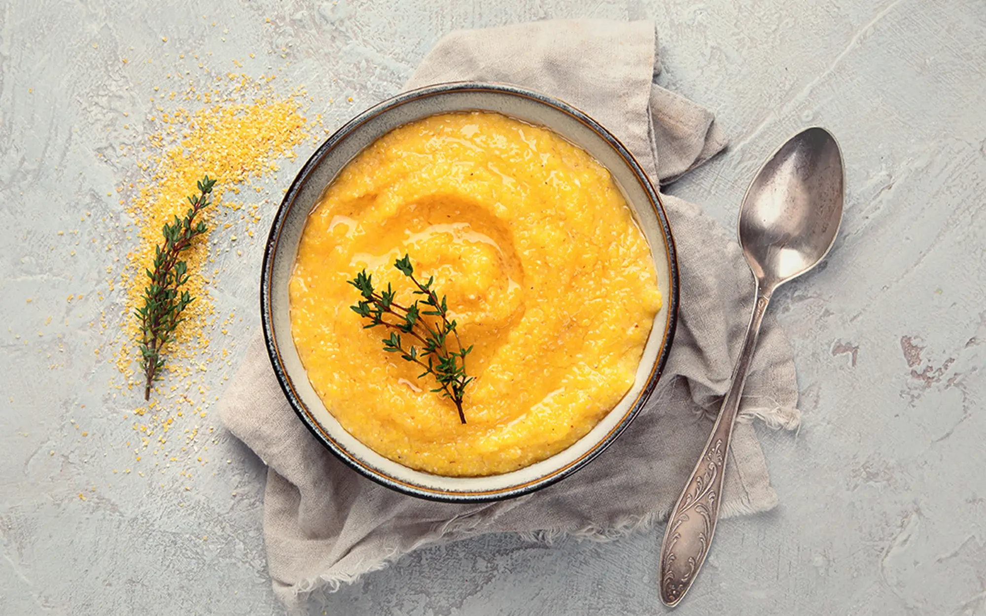 Receta de polenta cremosa con leche Tres Monjitas