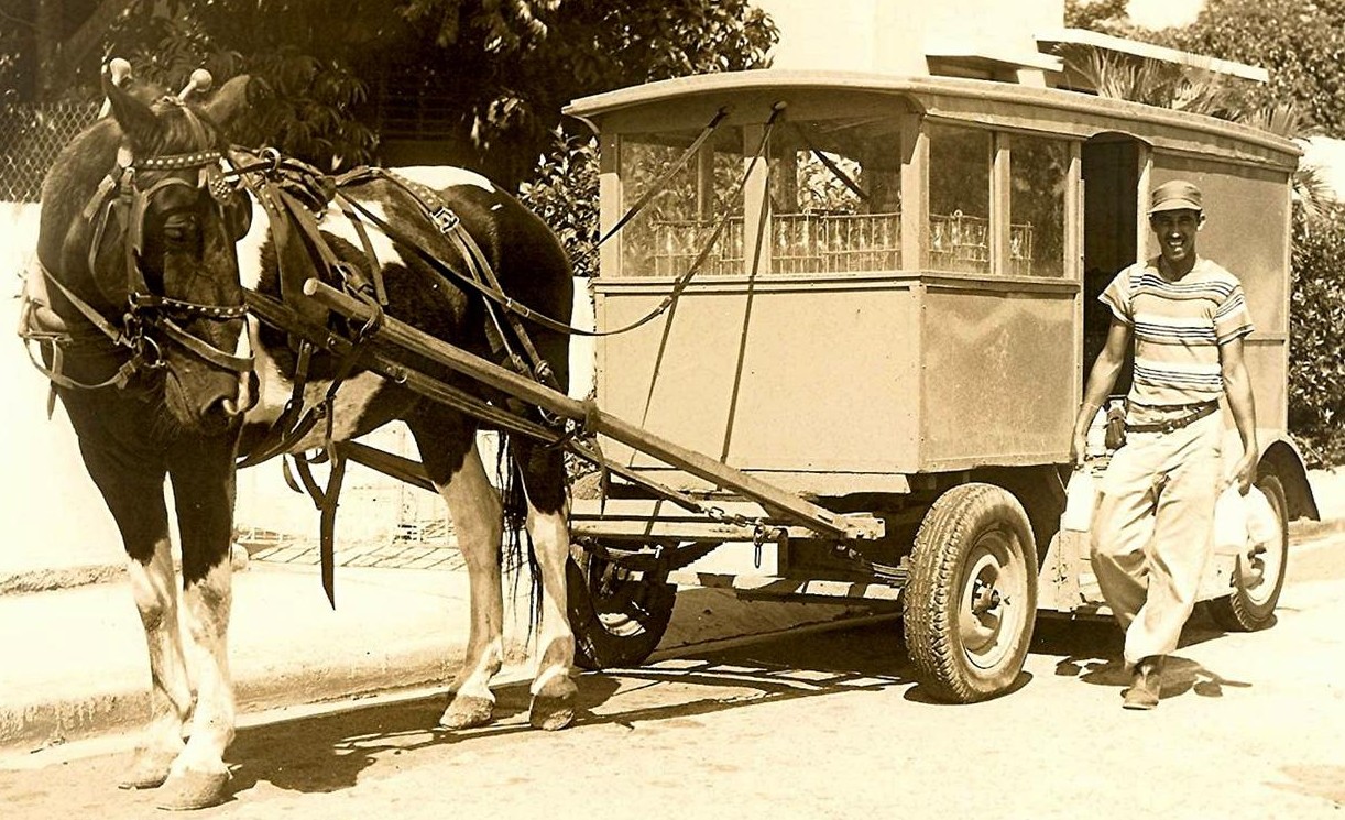Foto histórica de 1938 de Entrega A Domicilio de leche fresca Tres Monjitas