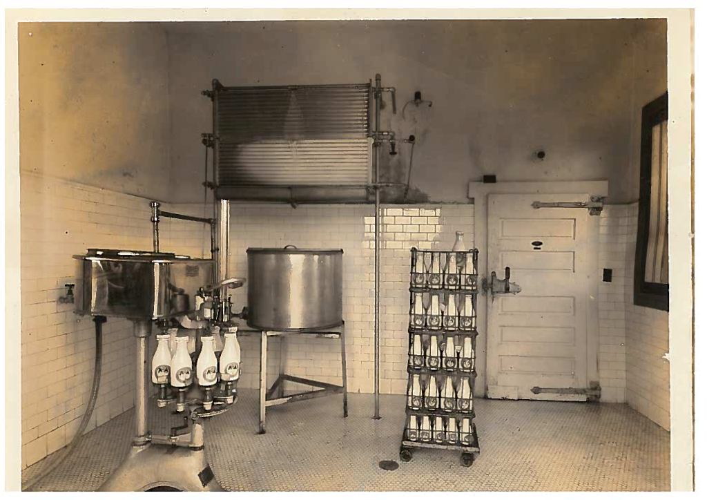 Foto histórica de 1941 de Vaquería Tres Monjitas con botes de leche