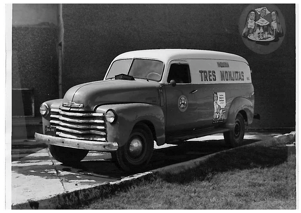 Foto histórica de 1950nde una camioneta de reparto de leche fresca Tres Monjitas