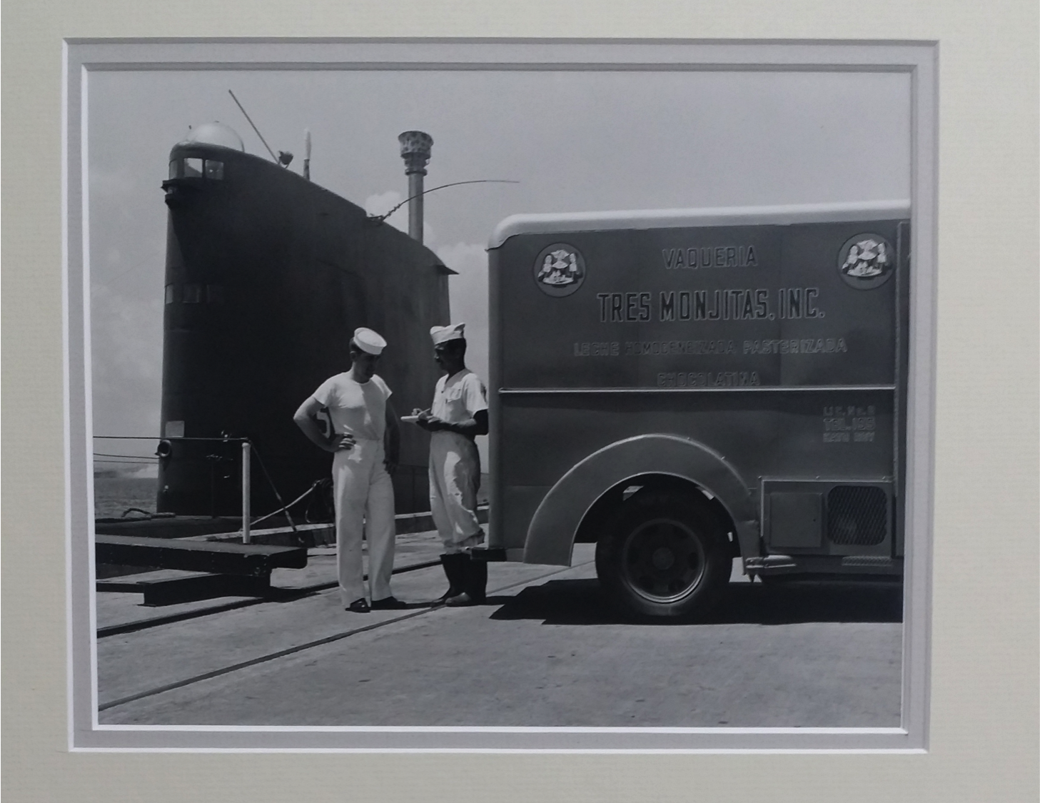 Foto histórica del submarino Nautilus que en 1958 reabasteció leche fresca Tres Monjitas en Puerto Rico