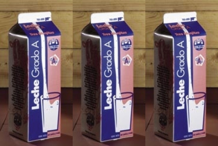 Foto histórica de tres botes de leche grado A Tres Monjitas