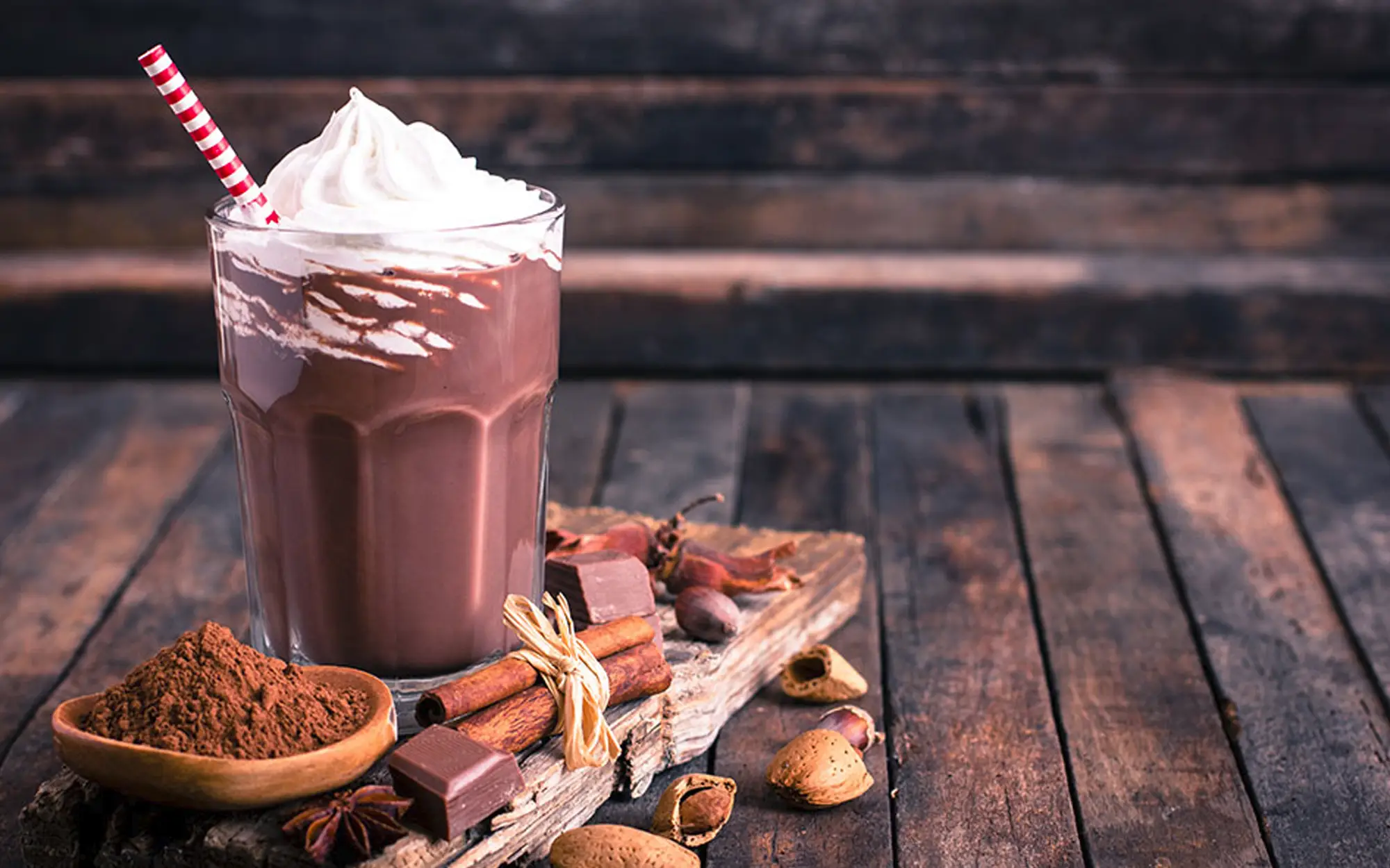 Batida Chocolate Tres Monjitas servida en vaso con crema batida y cacao