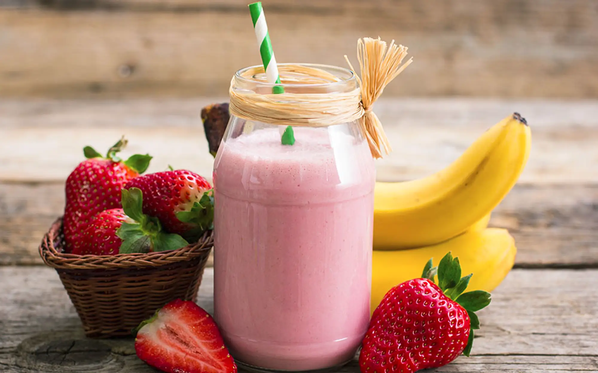 Foto de Batida De Fresa Y Guineo elaborada con leche fresca Tres Monjitas