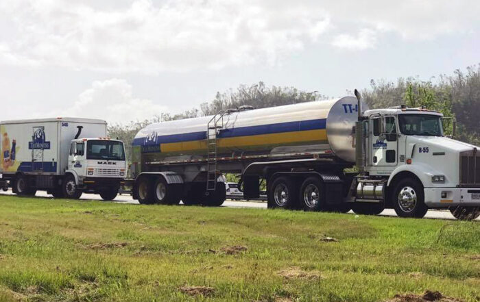 Camiones de distribución de leche fresca de Vaquería Tres Monjitas. Tres Monjitas anuncia una inversión millonaria para el fortalecimiento de la industria lechera en Puerto Rico.