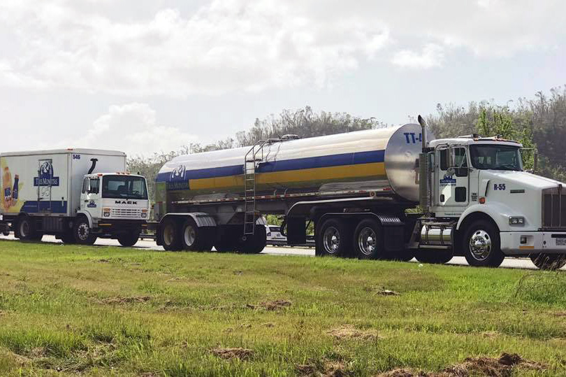 Camiones de distribución de leche fresca de Vaquería Tres Monjitas. Tres Monjitas anuncia una inversión millonaria para el fortalecimiento de la industria lechera en Puerto Rico.