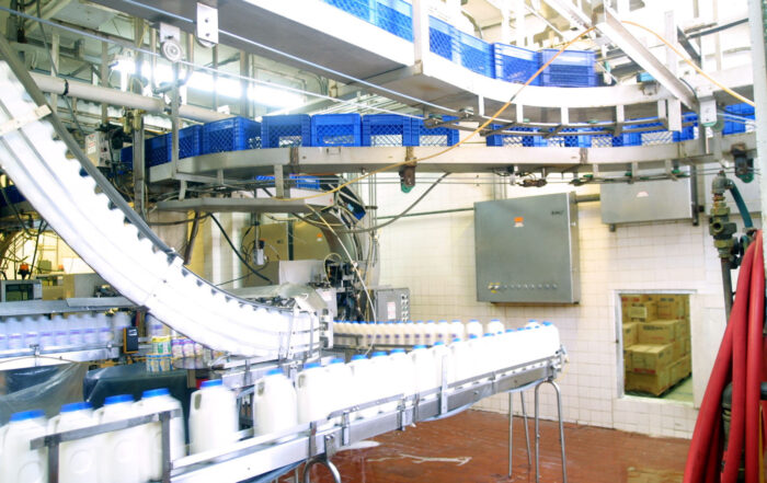 Vaquería Tres Monjitas - Llenado de botellas de leche de plástico. Tres Monjitas anuncia una inversión millonaria para el fortalecimiento de la industria lechera en Puerto Rico.