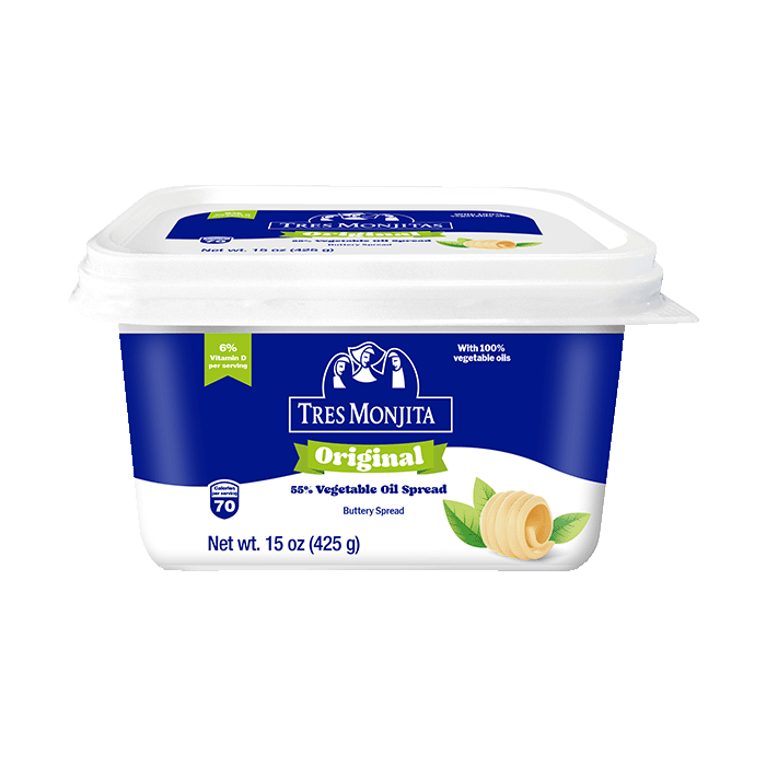 Marca TRES MONJITAS Nombre del producto Esparcible 55% aceite vegetal Contenido Neto Peso Neto 7.1 oz (201 g) Leyendas, claims Con aceites 100% vegetales 6% de vitamina D por porción Calorías por porción 70 Untable Ingredientes INGREDIENTES: Mezcla de aceites vegetales hidrogenados (palma, soya), agua, cloruro de potasio, sal, emulsionantes (mono y diglicéridos de ácidos grasos, lecitina de soya), suero de leche, saborizantes artificiales (mantequilla), conservante (sorbato de potasio), ácido cítrico. vitaminas (A, D3), colorantes artificiales (betacaroteno).Contiene soya y leche. Instrucciones para conservación Mantener refrigerado Uso Previsto Usar para: Cocinar Esparcir Identificación de lote y fecha de vencimiento Usar preferiblememente antes de: Fecha en el empaque
