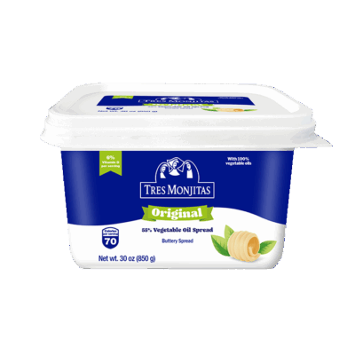 Marca TRES MONJITAS Nombre del producto Esparcible 55% aceite vegetal Contenido Neto Peso Neto 7.1 oz (201 g) Leyendas, claims Con aceites 100% vegetales 6% de vitamina D por porción Calorías por porción 70 Untable Ingredientes INGREDIENTES: Mezcla de aceites vegetales hidrogenados (palma, soya), agua, cloruro de potasio, sal, emulsionantes (mono y diglicéridos de ácidos grasos, lecitina de soya), suero de leche, saborizantes artificiales (mantequilla), conservante (sorbato de potasio), ácido cítrico. vitaminas (A, D3), colorantes artificiales (betacaroteno).Contiene soya y leche. Instrucciones para conservación Mantener refrigerado Uso Previsto Usar para: Cocinar Esparcir Identificación de lote y fecha de vencimiento Usar preferiblememente antes de: Fecha en el empaque