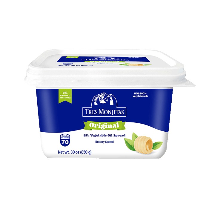 Marca TRES MONJITAS Nombre del producto Esparcible 55% aceite vegetal Contenido Neto Peso Neto 7.1 oz (201 g) Leyendas, claims Con aceites 100% vegetales 6% de vitamina D por porción Calorías por porción 70 Untable Ingredientes INGREDIENTES: Mezcla de aceites vegetales hidrogenados (palma, soya), agua, cloruro de potasio, sal, emulsionantes (mono y diglicéridos de ácidos grasos, lecitina de soya), suero de leche, saborizantes artificiales (mantequilla), conservante (sorbato de potasio), ácido cítrico. vitaminas (A, D3), colorantes artificiales (betacaroteno).Contiene soya y leche. Instrucciones para conservación Mantener refrigerado Uso Previsto Usar para: Cocinar Esparcir Identificación de lote y fecha de vencimiento Usar preferiblememente antes de: Fecha en el empaque