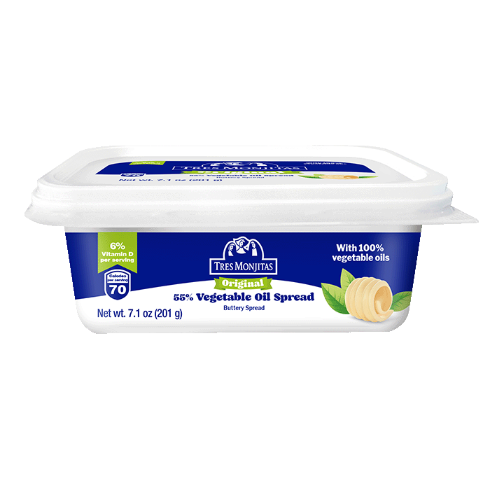 Marca TRES MONJITAS Nombre del producto Esparcible 55% aceite vegetal Contenido Neto Peso Neto 7.1 oz (201 g) Leyendas, claims Con aceites 100% vegetales 6% de vitamina D por porción Calorías por porción 70 Untable Ingredientes INGREDIENTES: Mezcla de aceites vegetales hidrogenados (palma, soya), agua, cloruro de potasio, sal, emulsionantes (mono y diglicéridos de ácidos grasos, lecitina de soya), suero de leche, saborizantes artificiales (mantequilla), conservante (sorbato de potasio), ácido cítrico. vitaminas (A, D3), colorantes artificiales (betacaroteno).Contiene soya y leche. Instrucciones para conservación Mantener refrigerado Uso Previsto Usar para: Cocinar Esparcir Identificación de lote y fecha de vencimiento Usar preferiblememente antes de: Fecha en el empaque