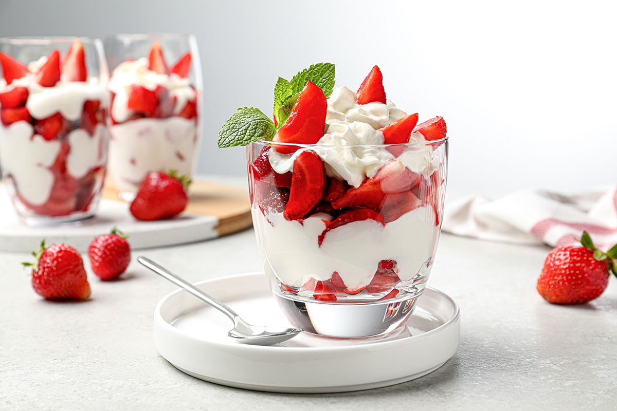 fresas con heavy cream y leche condensada Tres Monjitas