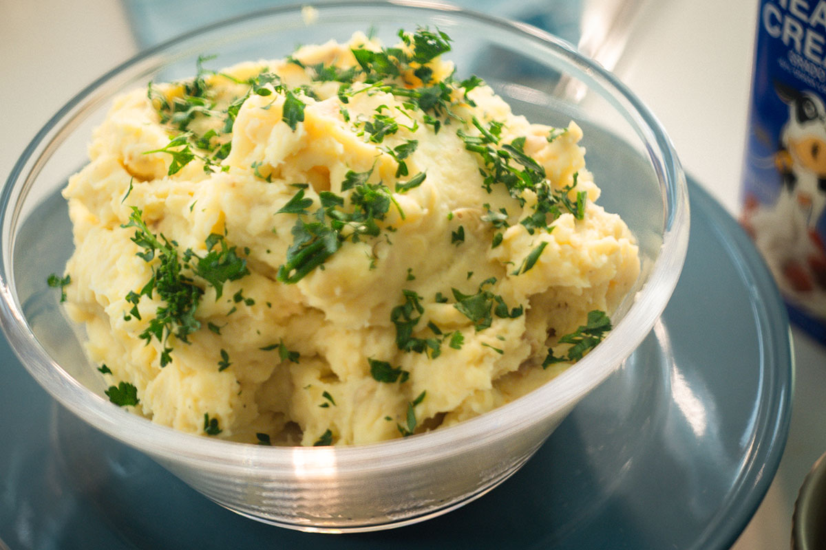 Creamy garlic mash made with Tres Monjitas Heavy Cream